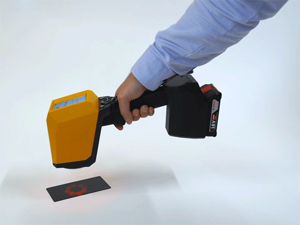 手持非接觸式膜厚分析儀輕松實(shí)時(shí)測(cè)量生產(chǎn)線上噴涂件膜厚，允許傾斜多角度測(cè)量