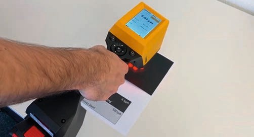 使用涂魔師 ATO Flex手持非接觸膜厚分析儀對(duì)電泳漆漆膜進(jìn)行無損測(cè)厚