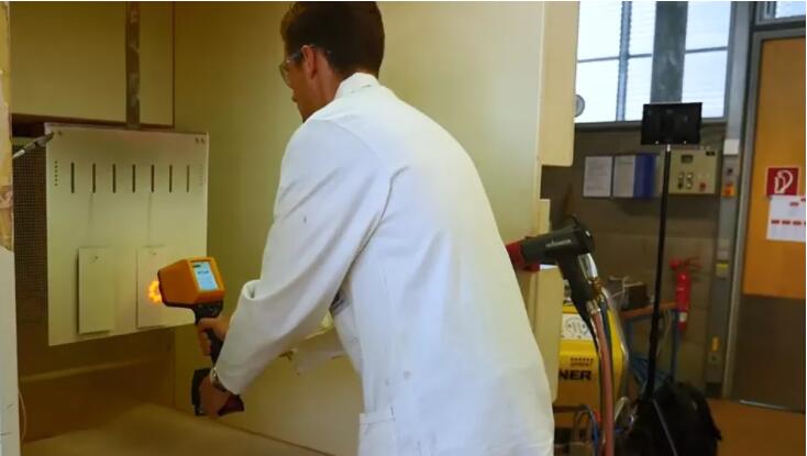 企業(yè)使用涂魔師非接觸測(cè)厚儀測(cè)量色板厚度