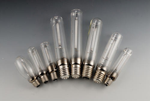 金屬鹵素?zé)? /><br /></p><p>氙燈由一個(gè)充滿氙氣的玻璃管組成，在兩個(gè)電極之間產(chǎn)生放電。</p><p style=