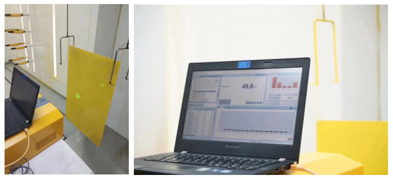使用涂魔師在線測(cè)厚儀非接觸無(wú)損測(cè)量噴涂后未固化的樣品，即時(shí)得出干膜厚度