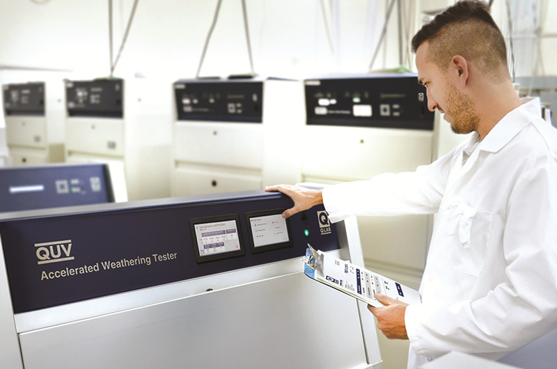 在實驗室適用QUV紫外光加速老化試驗機對塑料產(chǎn)品進行老化測試