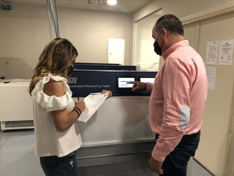 防腐涂料涂層樹脂油漆紫外光加速耐候機現(xiàn)場使用圖1